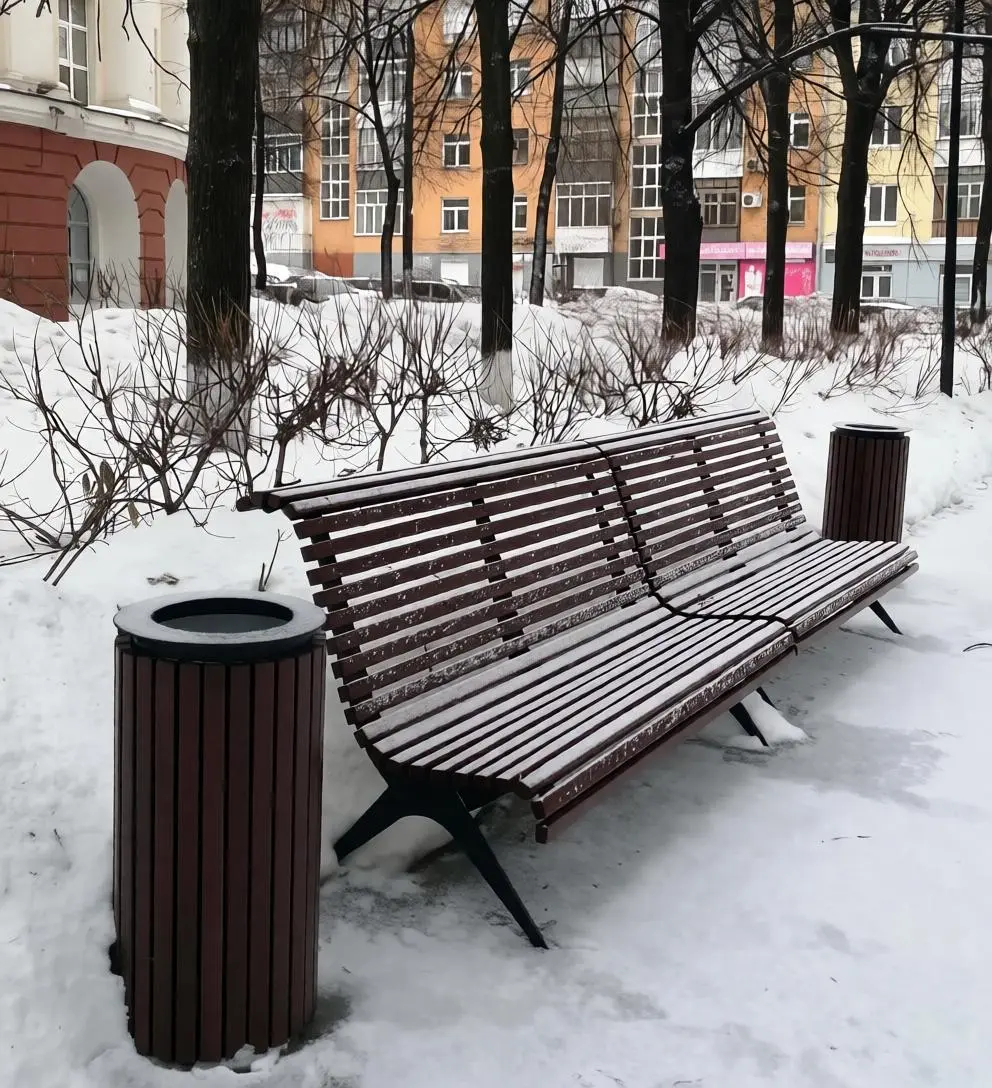Скамейки в зимнем городе