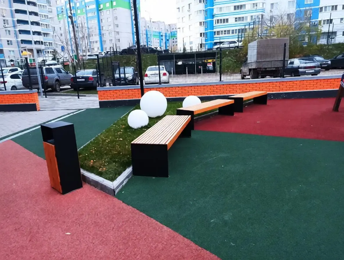 Рядом с детской площадкой