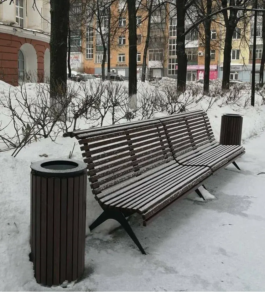 Скамейка и урны в зимнем городе