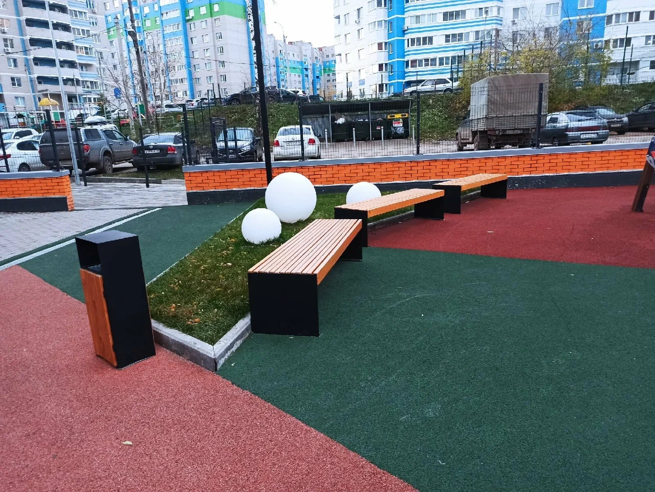 Скамейки и урны на детской площадке