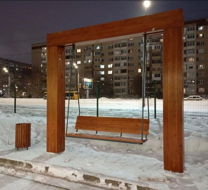 Парковые качели зимой